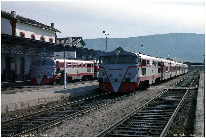 e161b 2007-T con el T-III nº 11179 de Almería y a la zda, la 2005-T con el T-III nº 179 de Granada, ambos destino Madrid.  Moreda, 27-enero-1988.jpg