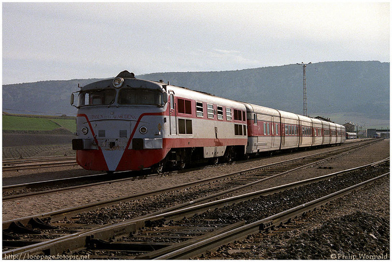 e161c 2007-T maniobrando con el T-III nº 179 de Granada para acoplarlo al T-III 11179 de Almería. Moreda, 27-enero-1988.jpg